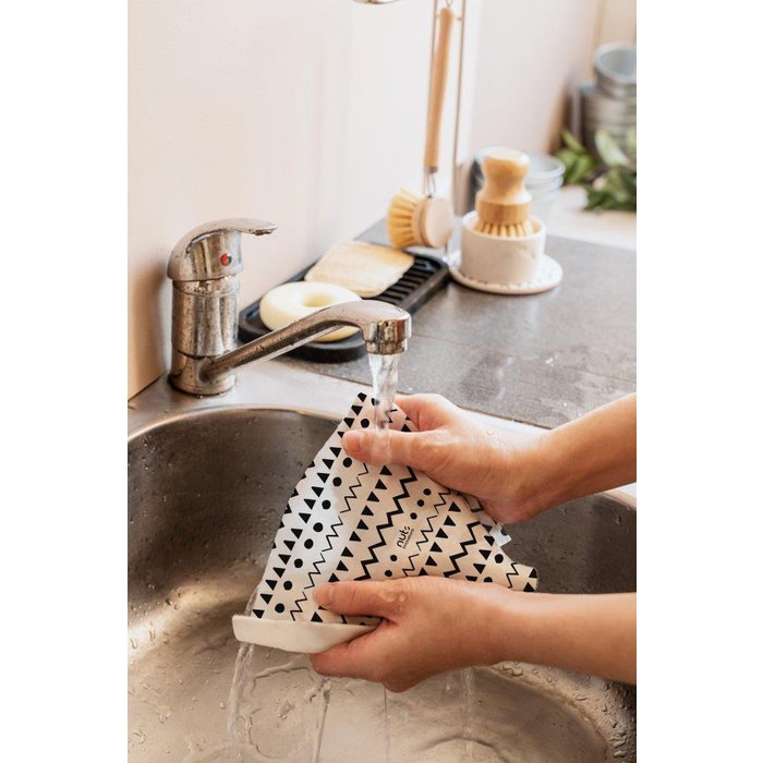 Simplify your cleaning routine with our Reusable Cleaning Cloths Ethno. These eco-friendly cloths are made from 100% bamboo viscose, offering a sustainable, compostable, and plastic-free alternative to traditional cleaning materials.Nuts Innovations Reusable viscose cleaning cloths set of 2 Ethno
